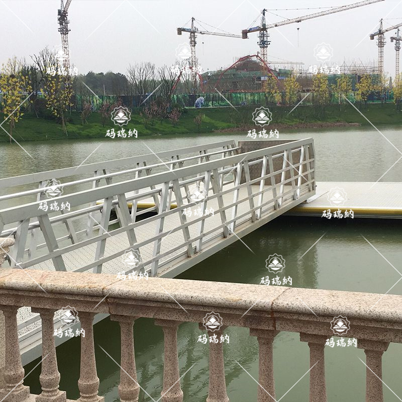 武汉恒大地产浮桥